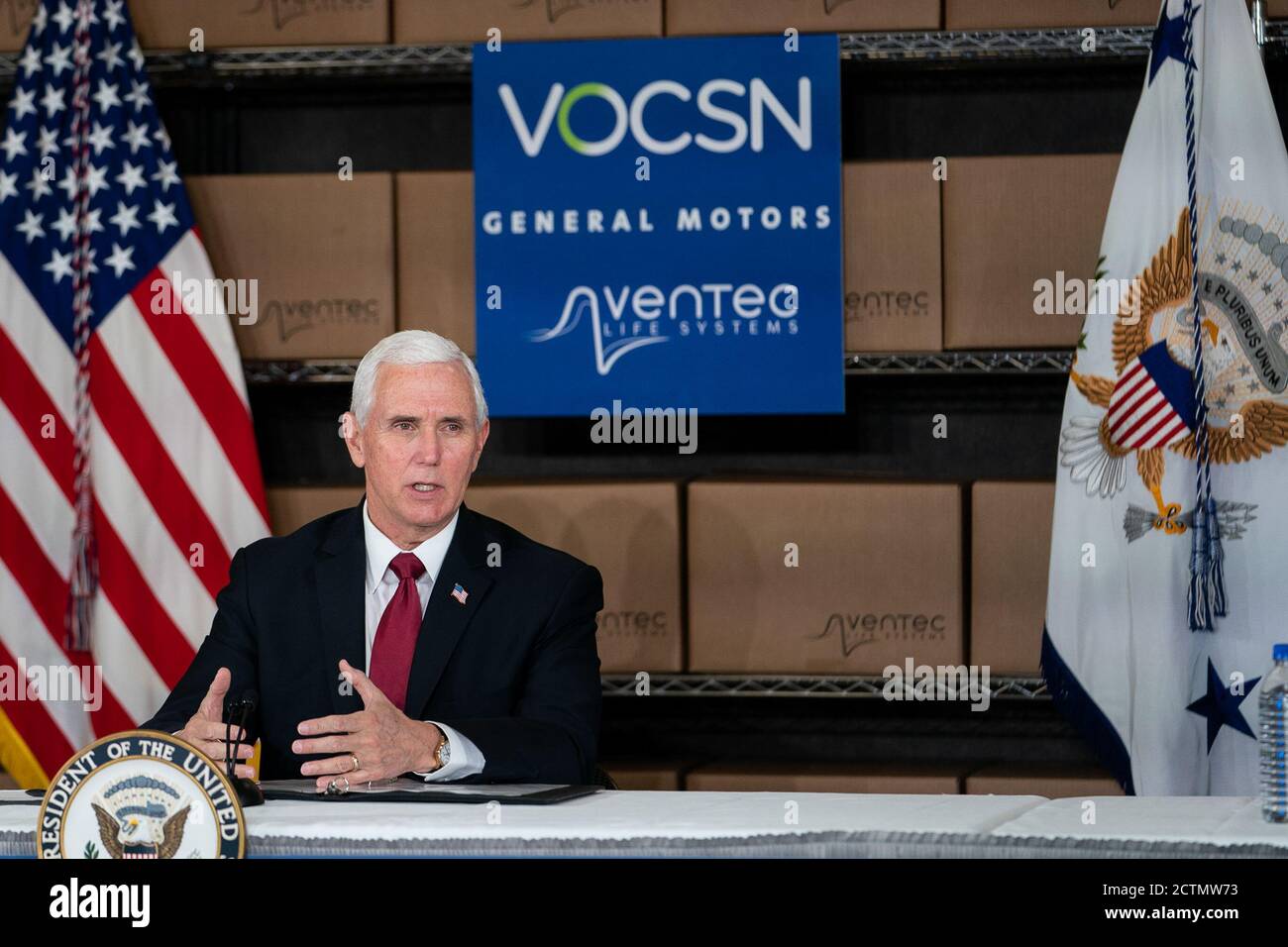 Vice-président Pence à l'usine de production de ventilateurs GM/Ventec. Le vice-président Mike Pence participe à une table ronde le jeudi 30 avril 2020 à la faculté de production de ventilateurs GM/Ventec de Kokomo, dans l'Indiana. Banque D'Images