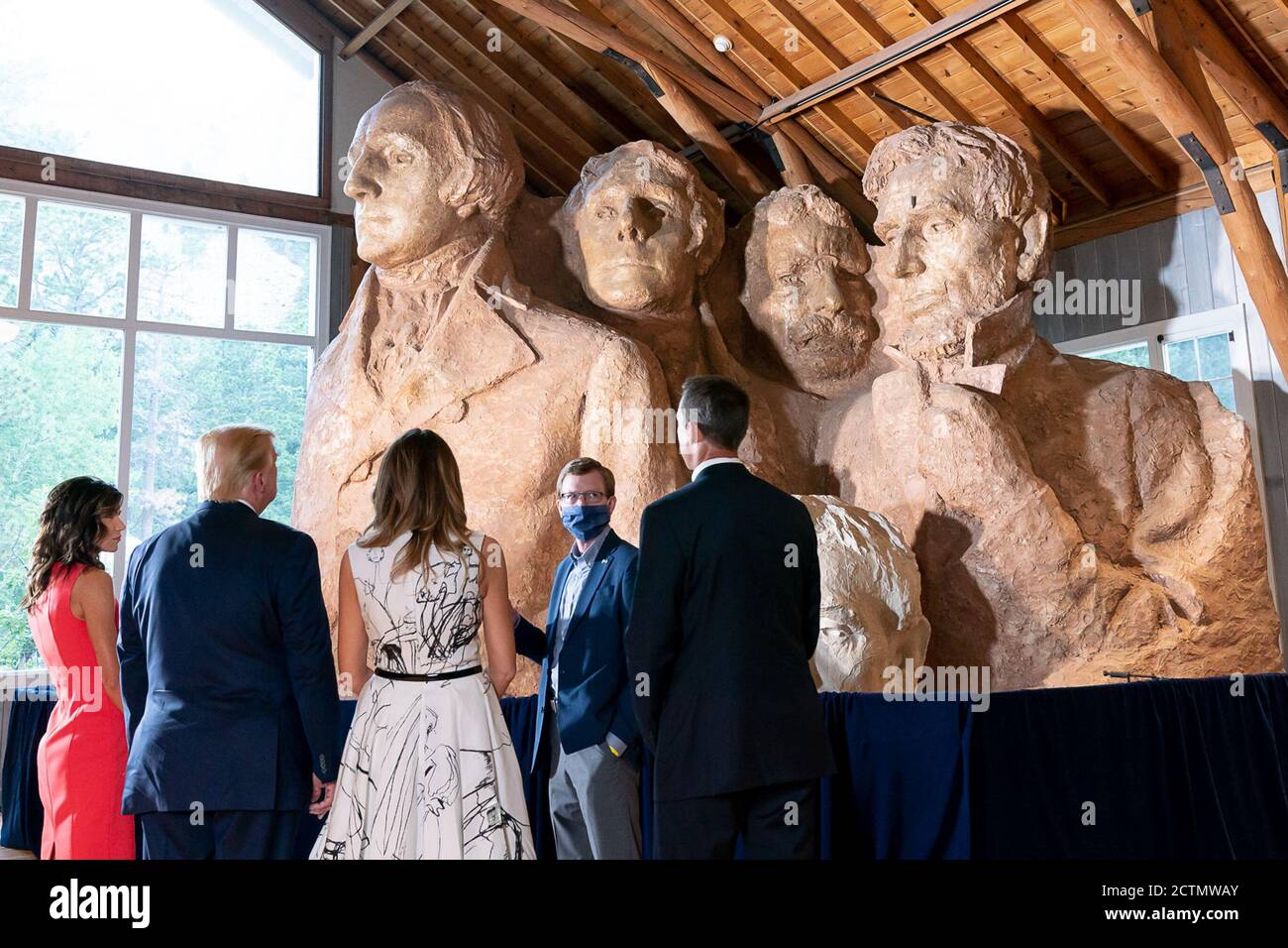 Fête des feux d'artifice de Mount Rushmore. Le président Donald J. Trump et la première dame Melania Trump, rejoints par le gouverneur du Dakota du Sud Kristi Noem et son mari Bryon Noem, participent à une visite du Sculptor’s Studio le vendredi 3 juillet 2020, au Mount Rushmore National Memorial à Keystone, en Caroline du Sud Banque D'Images