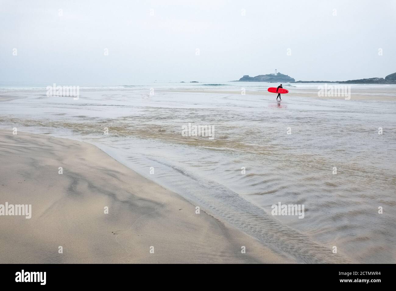 surfez sur la plage en hiver Banque D'Images