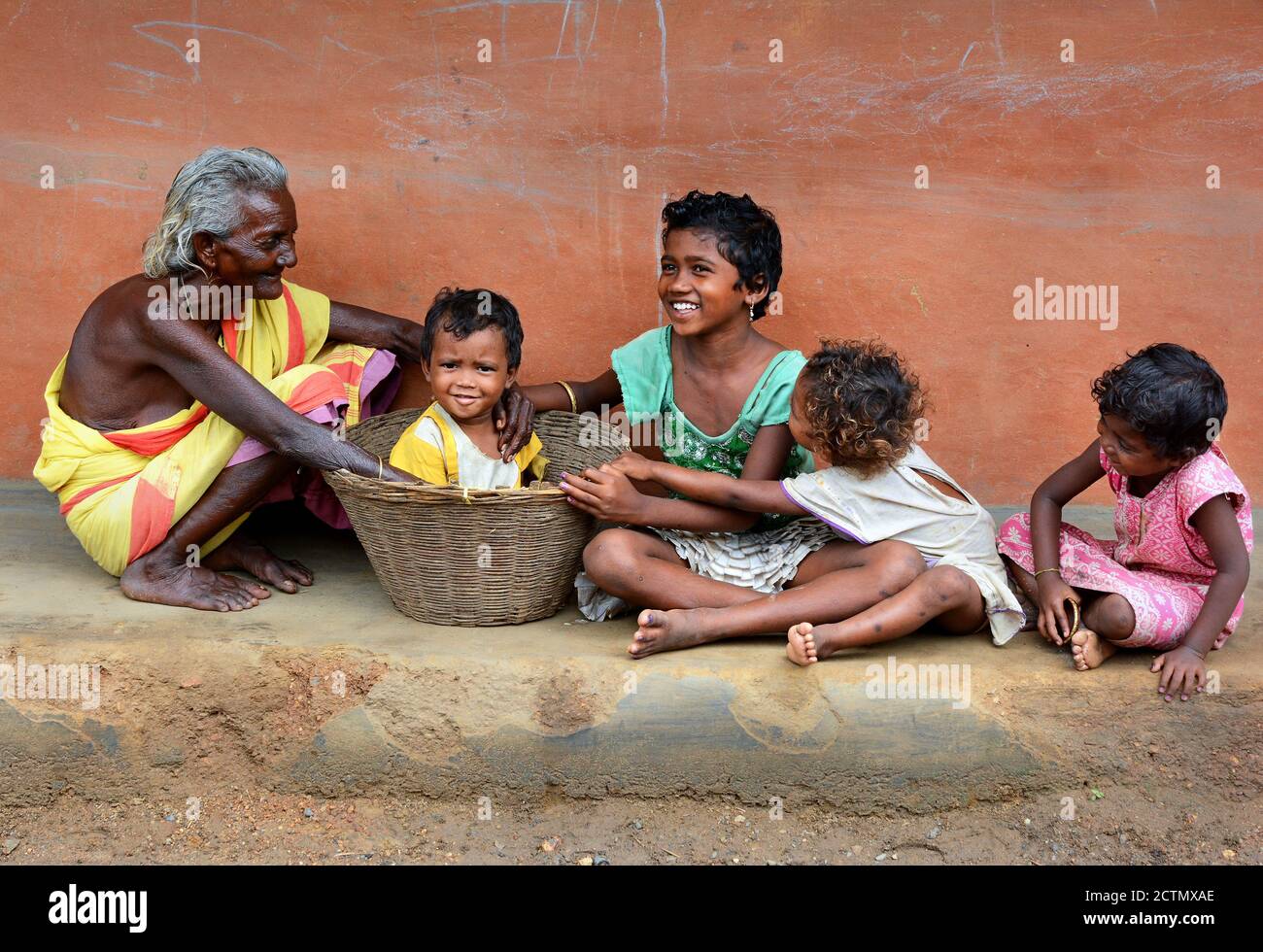 Bonheur de la nouvelle génération et de la vieille génération. La grand-mère est heureuse de son petit-fils et de sa fille à Purulia en Inde. Banque D'Images