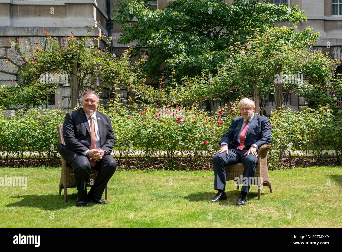 Le 21 juillet 2020, le secrétaire d'État américain Michael Pompeo a rencontré le premier ministre britannique Boris Johnson à Londres pour discuter de questions d'intérêt mutuel entre les États-Unis et le Royaume-Uni. Banque D'Images
