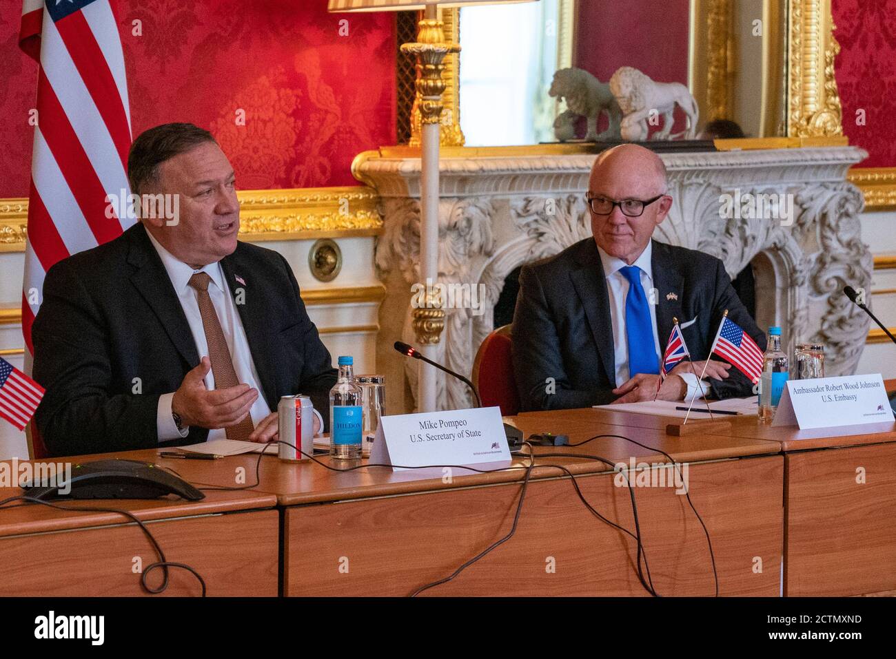 Le Bureau des affaires étrangères et du Commonwealth a organisé une table ronde sur le commerce avec le British American Business Council . Le secrétaire d'État Michael R. Pompeo participe à une table ronde organisée par le Foreign and Commonwealth Office avec le British American Business Council à Londres, au Royaume-Uni, le 21 juillet 2020. Banque D'Images