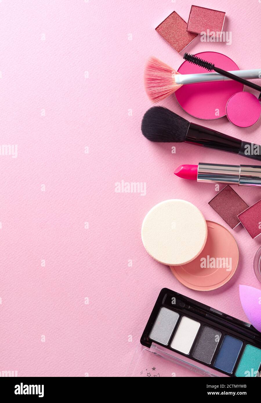 Cosmétiques biologiques sur fond rose clair Banque D'Images