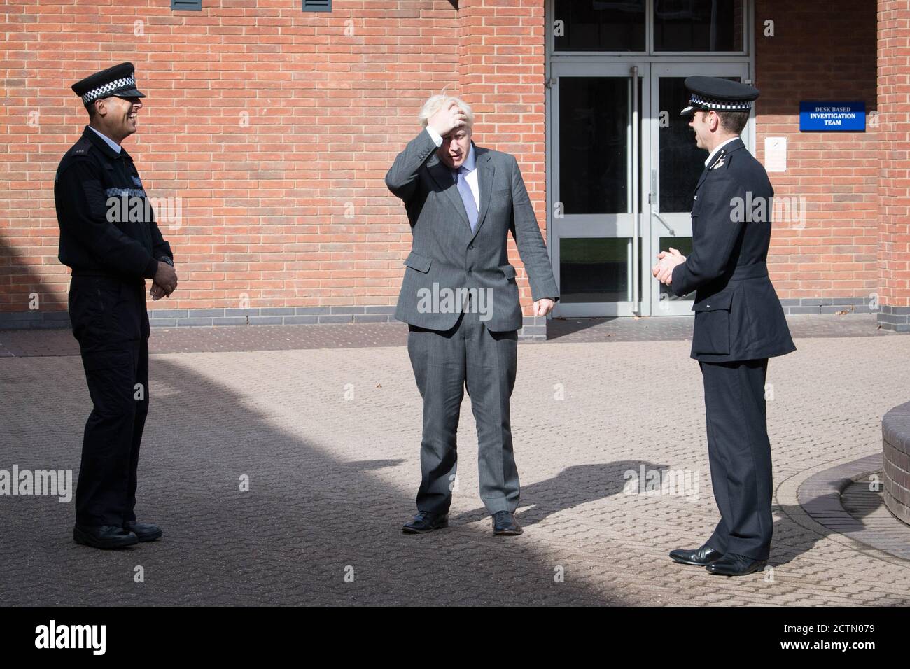 Le Premier ministre Boris Johnson lors d'une visite au quartier général de la police de Northamptonshire à Northampton avec le chef adjoint du gendarme Simon Nickless (à droite) où il a rencontré de nouvelles recrues et a assisté à une formation de classe en premiers soins. Banque D'Images