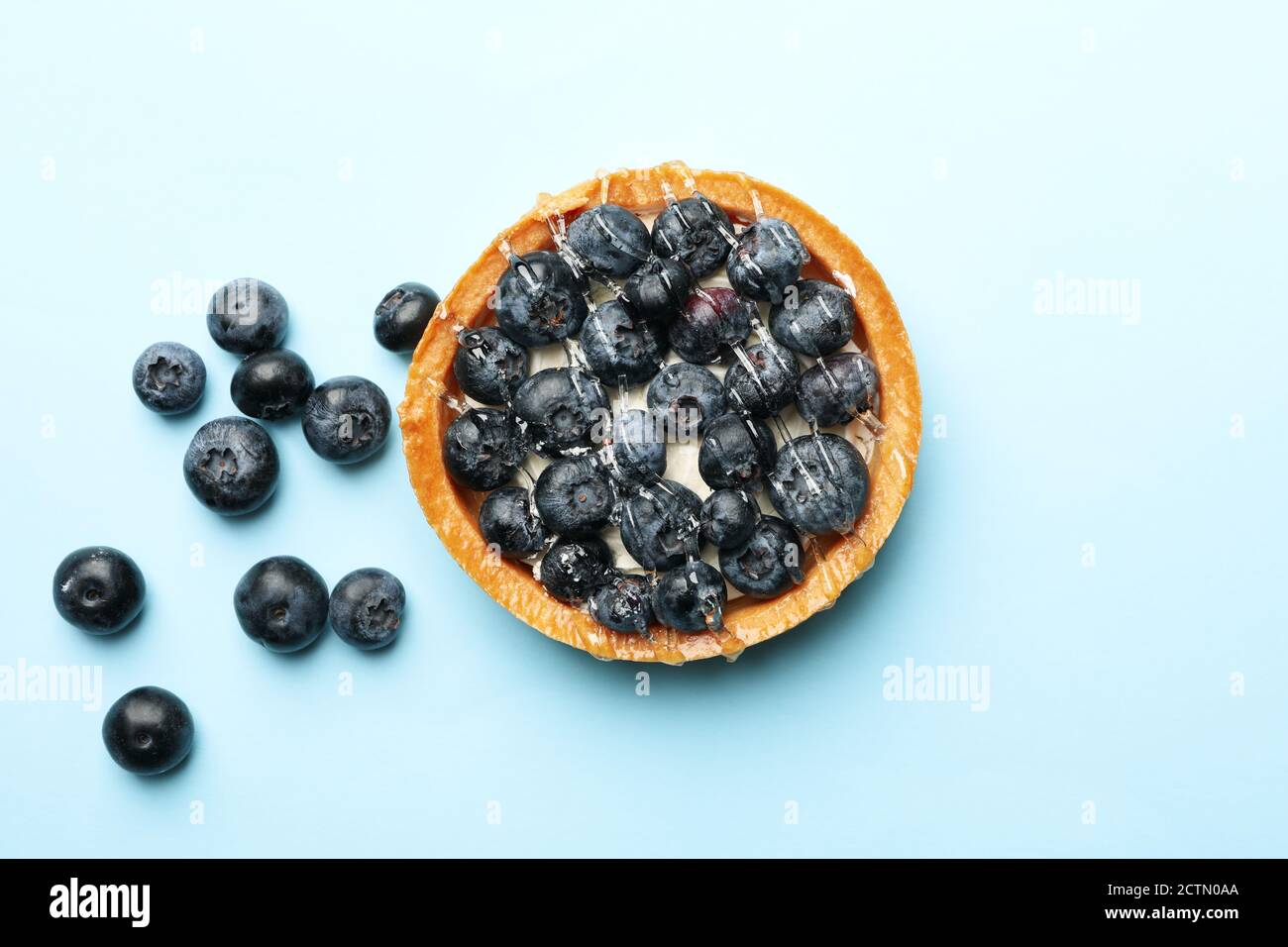 Tarte aux myrtilles sur fond bleu, vue du dessus Banque D'Images