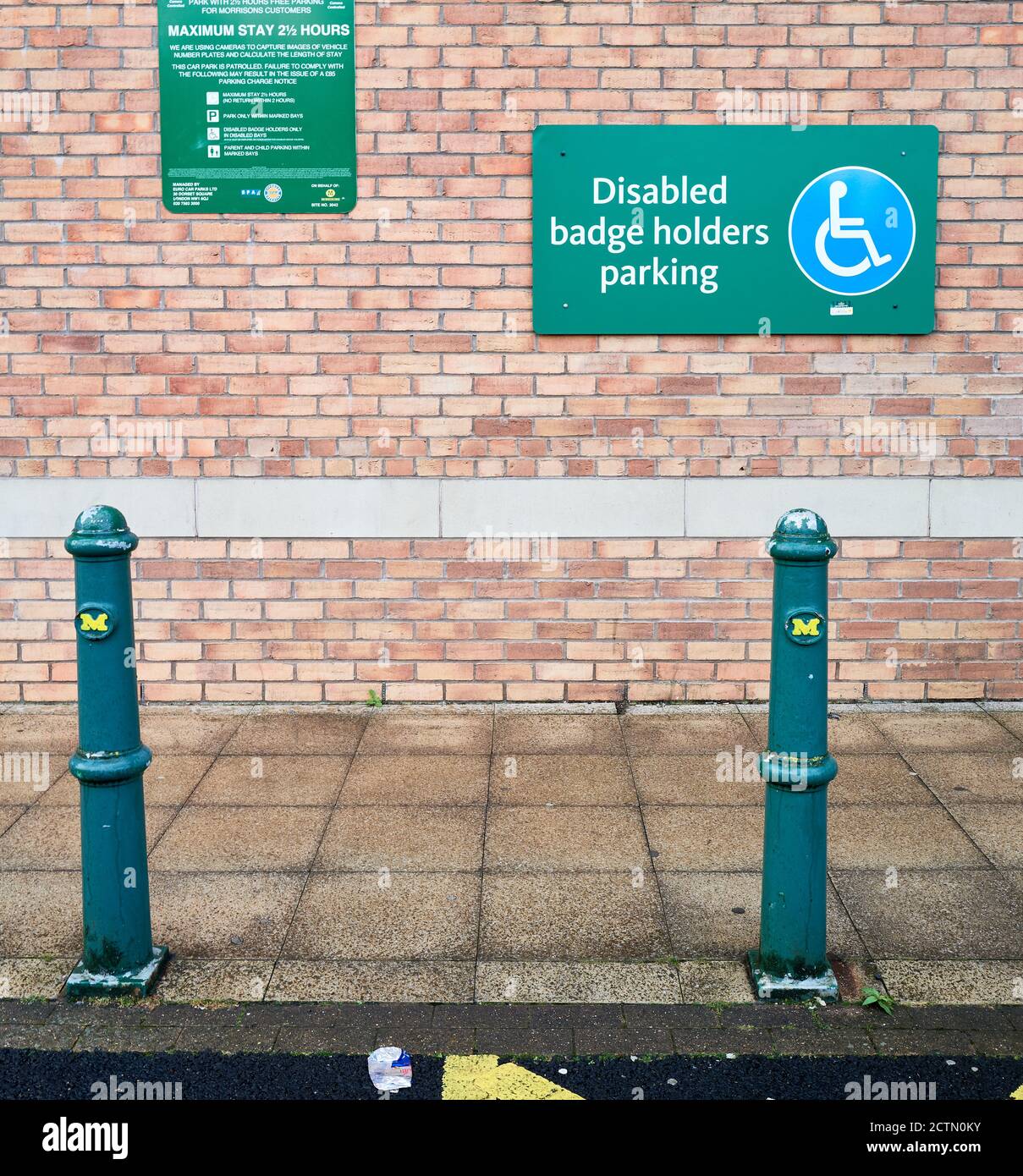 Parking réservé aux personnes à mobilité réduite uniquement au magasin Morrisons, Kettering, Northants, Angleterre. Banque D'Images