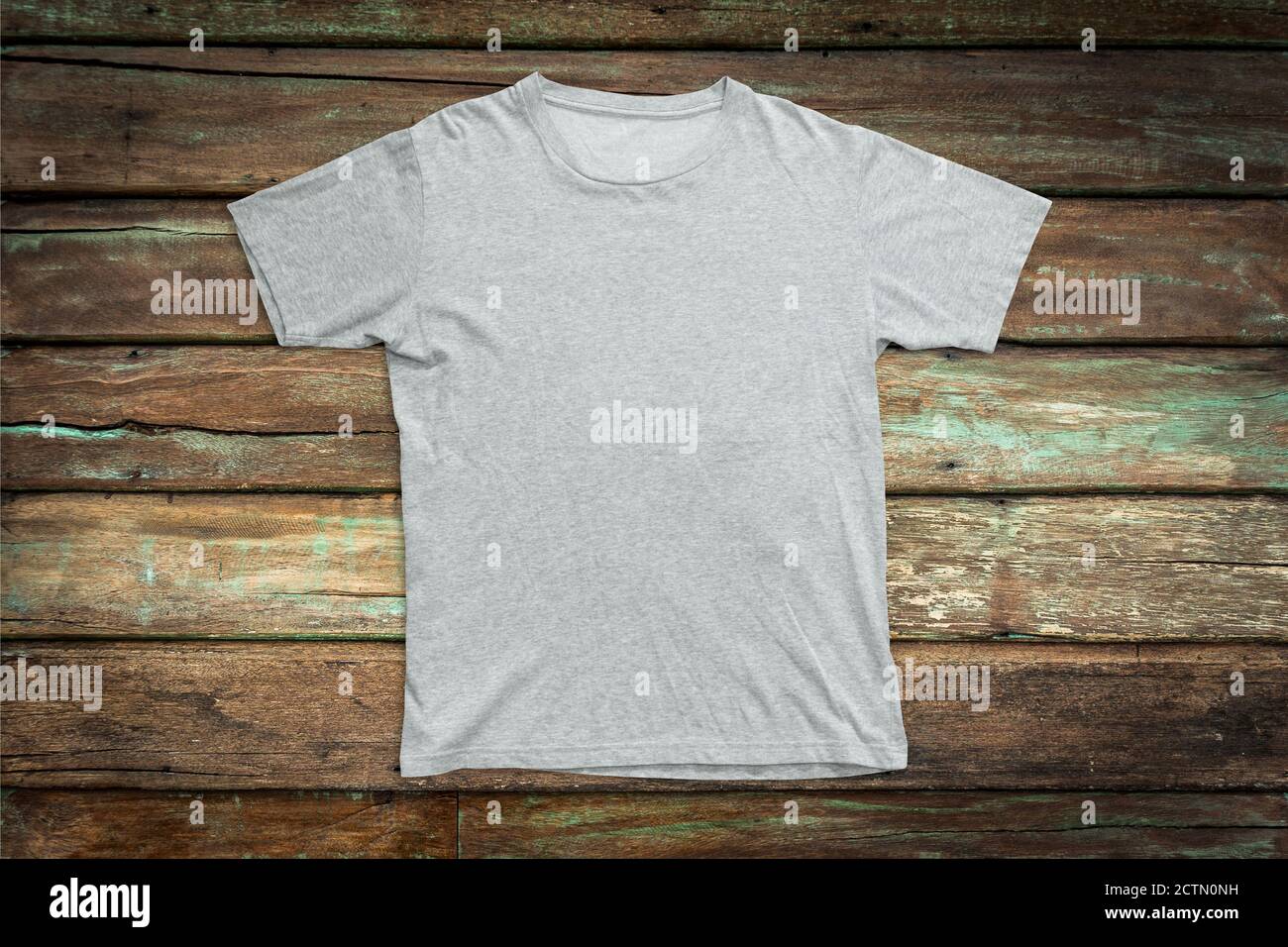 Maquette de t-shirt blanc sur fond de gabarit en bois. Banque D'Images