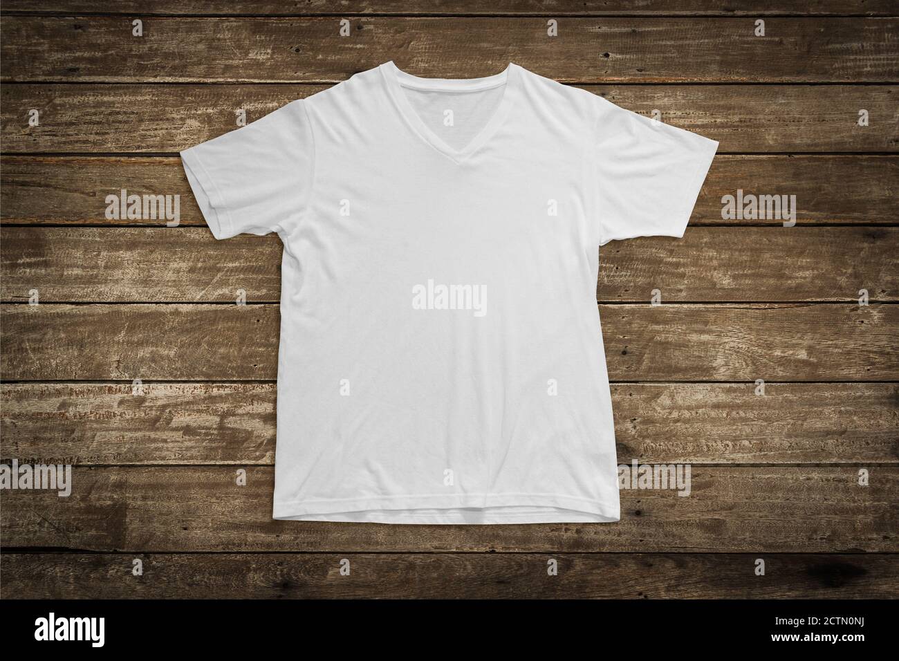 Maquette de t-shirt blanc sur fond de gabarit en bois. Banque D'Images