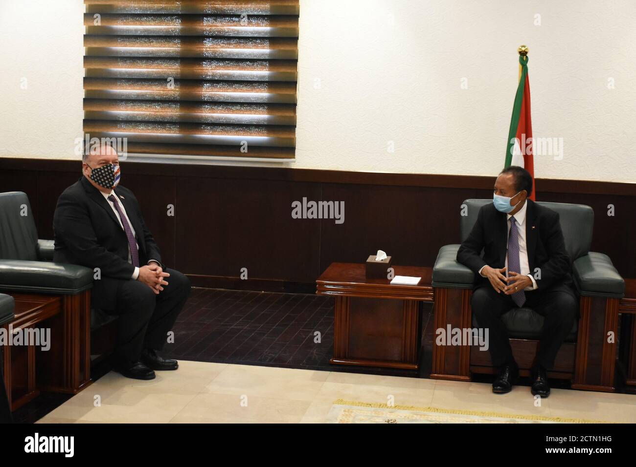 Le 25 août 2020, le secrétaire d'État américain Michael Pompeo a rencontré le premier ministre soudanais Abdalla Hamdok à Khartoum, au Soudan, pour discuter des relations bilatérales et du soutien des États-Unis au gouvernement de transition du Soudan. Banque D'Images