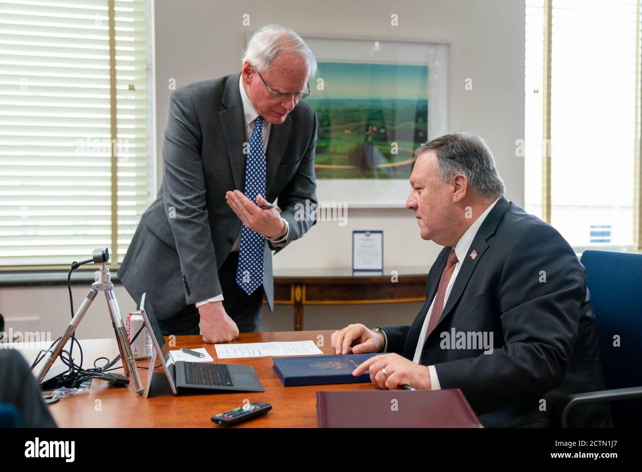 Le 4 juin 2020, le secrétaire d'État américain Mike Pompeo a co-animé une réunion virtuelle avec le ministre italien des Affaires étrangères Luigi Di Maio. La réunion faisait partie de la Coalition mondiale pour vaincre l'Etat islamique, en se concentrant sur les efforts de coalition contre le terrorisme. Banque D'Images Le 4 juin 2020, le secrétaire d'État américain Mike Pompeo a co-animé une réunion virtuelle avec le ministre italien des Affaires étrangères Luigi Di Maio. La réunion faisait partie de la Coalition mondiale pour vaincre l'Etat islamique, en se concentrant sur les efforts de coalition contre le terrorisme. Banque D'Images