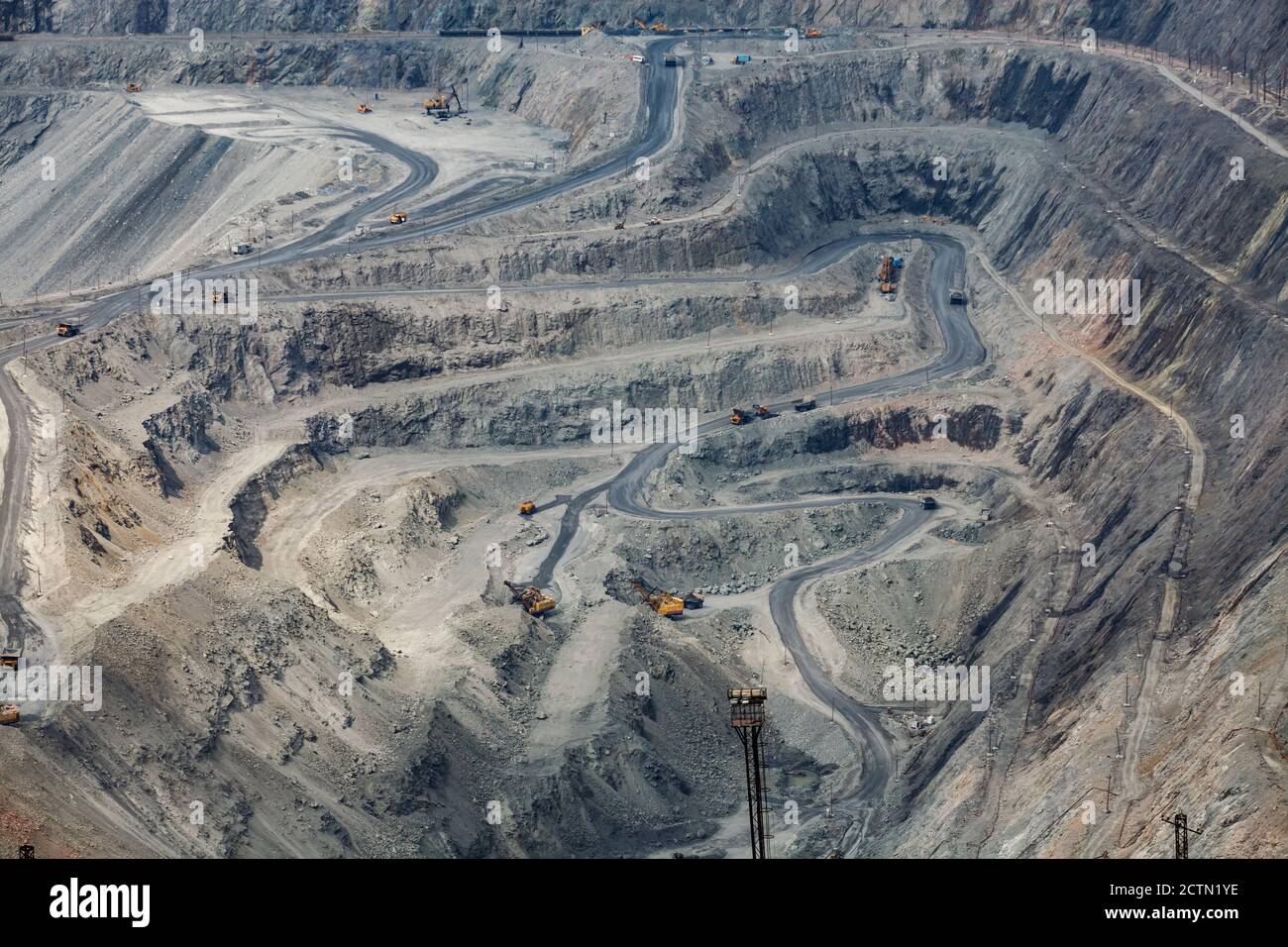 Carrière de minerai de fer géant à Rudny, Kazakhstan. Extraction à ciel ouvert de minéraux bruts pour la production d'acier. Machines de carrière, pelles hydrauliques et camions à benne basculante Banque D'Images