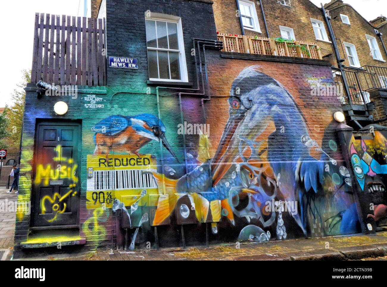 Londres, Royaume-Uni. 23 septembre 2020. De grandes œuvres d'art complexes sur le côté d'un bâtiment à Hawley Mews.UNE grande variété d'art de rue de toutes sortes peut être trouvée presque à chaque coin de rue dans l'un des lits d'hôtels artistiques et culturels de Camden Town à Londres. Crédit : SOPA Images Limited/Alamy Live News Banque D'Images