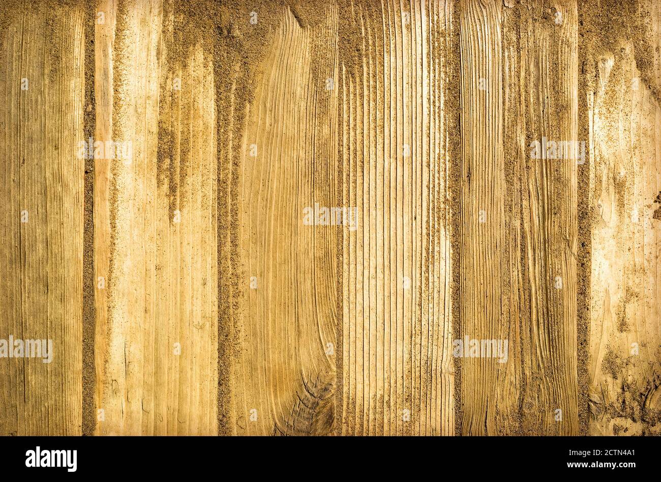 Sable de plage sur fond de bois raboté - mise en page avec espace de texte libre. Modèle naturel gros plan Banque D'Images