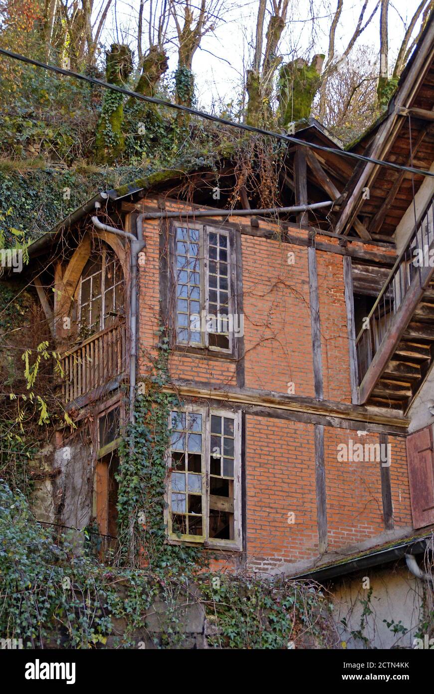 Maison Abandonnee A Vendre En Guadeloupe France : une maison en ruine dans la ville de Tulle Photo Stock - Alamy