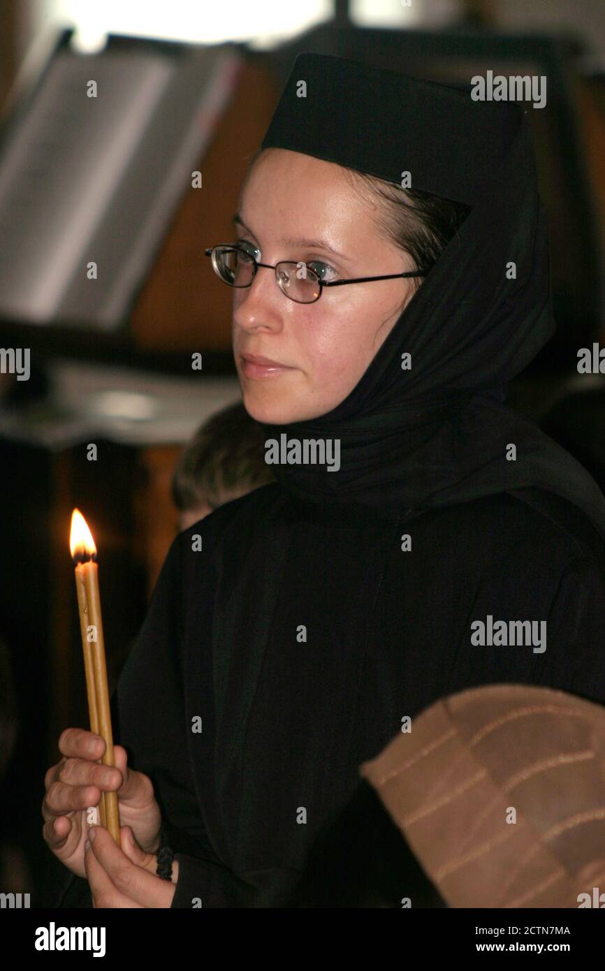 Jeune nonne dans un monastère chrétien orthodoxe en Roumanie Banque D'Images