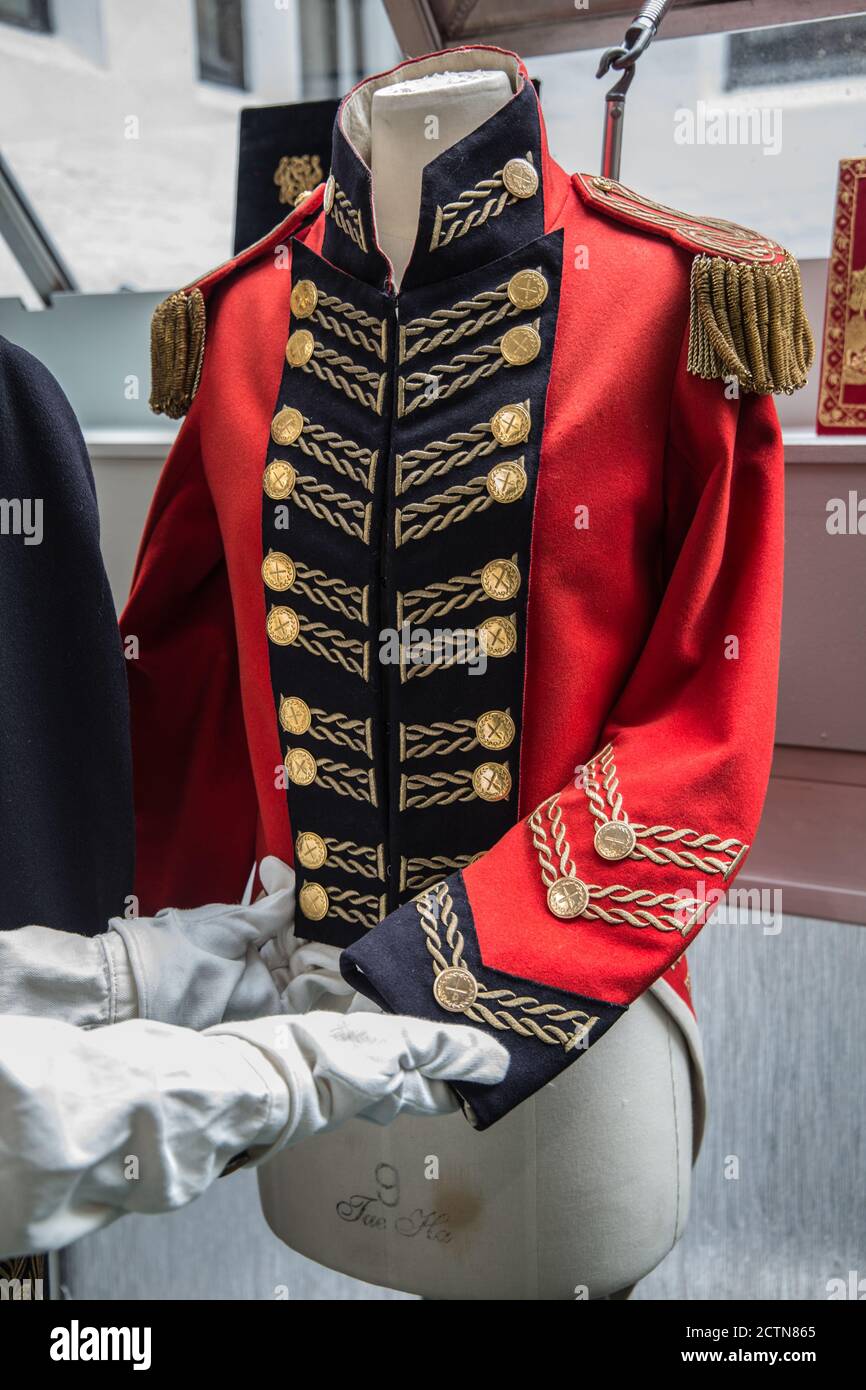 Londres Royaume-Uni 24 septembre 2020 broderie à la famille royale britannique, Savile Row, les Forces armées royales et les meilleurs designers européens, Hand & Lock ouvre ses portes pendant une semaine, du mercredi 30 septembre au mercredi 7 octobre, pour vous donner un aperçu de la plus ancienne maison de broderie de Grande-Bretagne. Il y aura des visites guidées avec un accès exclusif aux parties du studio qui ne font pas partie de la maison ouverte. Les visiteurs seront guidés dans le studio récemment rénové, en apprenant l'histoire de Hand & Lock et les techniques anciennes que nous utilisons encore aujourd'hui. Avec accès aux pièces clés conservées dans leur ar sur site Banque D'Images