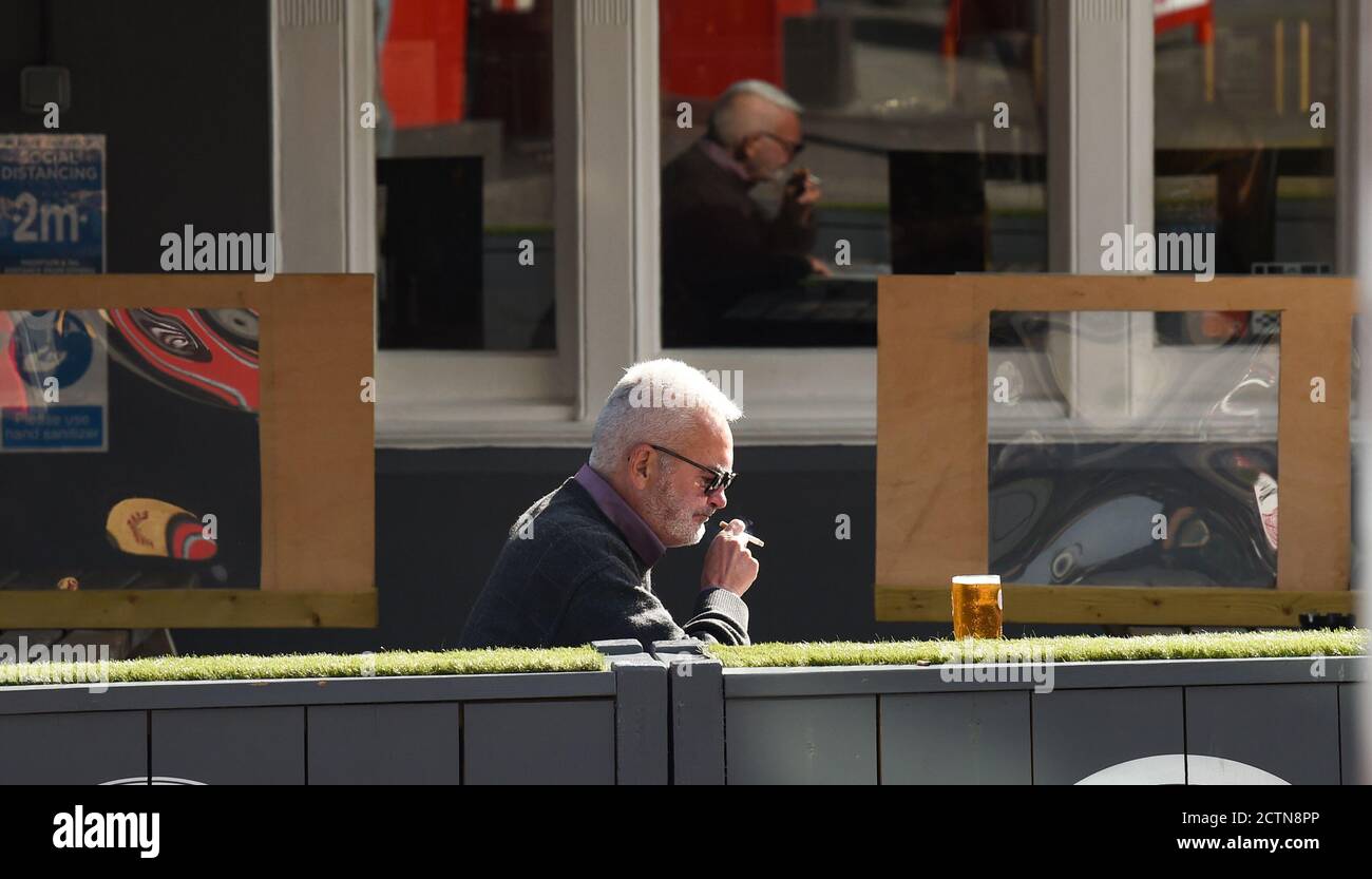 Brighton Royaume-Uni 24 septembre 2020 - UN homme aime une pinte à l'extérieur d'un pub à Brighton que les nouvelles restrictions de COVID du gouvernement sont introduites dans toute l'Angleterre aujourd'hui avec des pubs et des restaurants devant fermer à 22h ce soir : crédit Simon Dack / Alamy Live News Banque D'Images