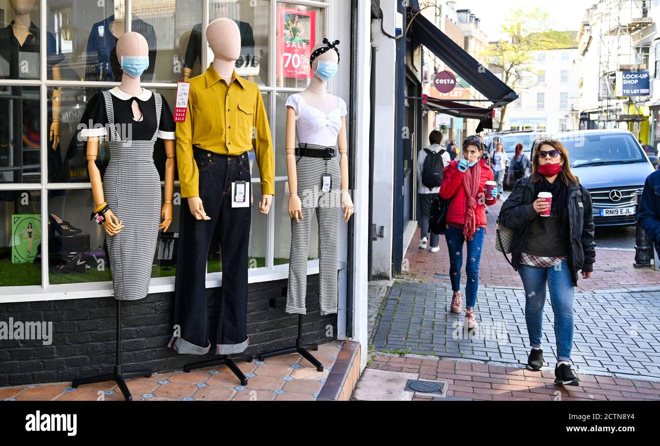 Brighton UK 24 septembre 2020 - Shoppers à Brighton certains portant des masques de visage comme le nouveau gouvernement des restrictions COVID sont introduits dans toute l'Angleterre aujourd'hui avec des pubs et des restaurants devant fermer à 22h ce soir : crédit Simon Dack / Alamy Live News Banque D'Images