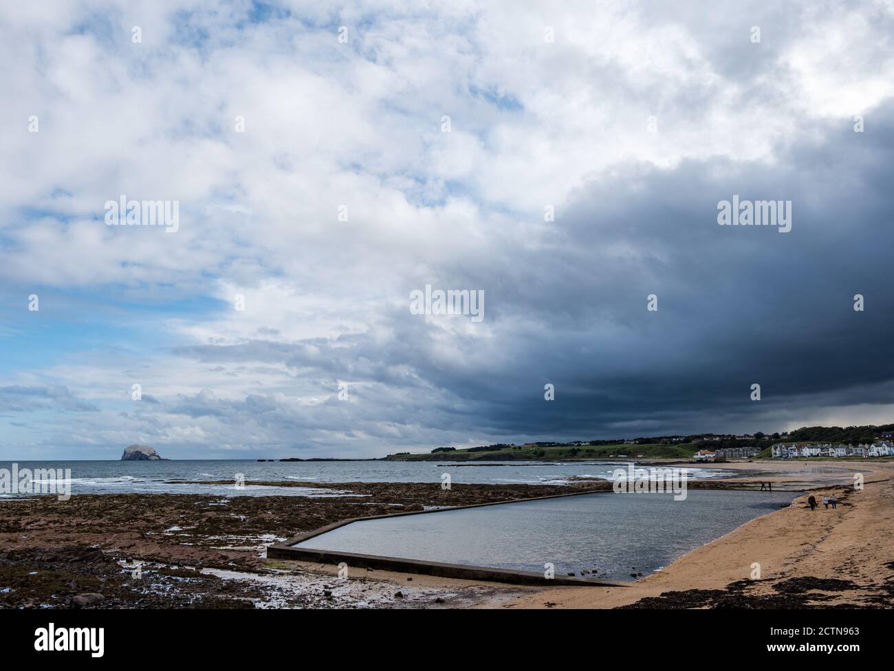 North Berwick, East Lothian, Écosse, Royaume-Uni, 24 septembre 2020. Météo au Royaume-Uni : météo d'automne. La plage est de Milsey Bay est beaucoup plus calme que ces derniers mois, car le temps se rafraîchit avec un ciel sombre et lumineux tandis que les nuages de pluie s'approchent au-dessus de la piscine à marée dans la ville de bord de mer Banque D'Images