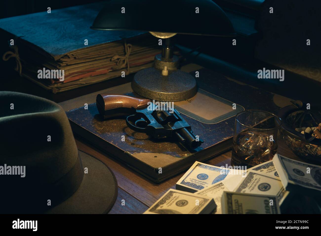 bureau de style noir de cinéma des années 1950 avec revolver et argent liquide: crime, gangsters et thriller concept Banque D'Images