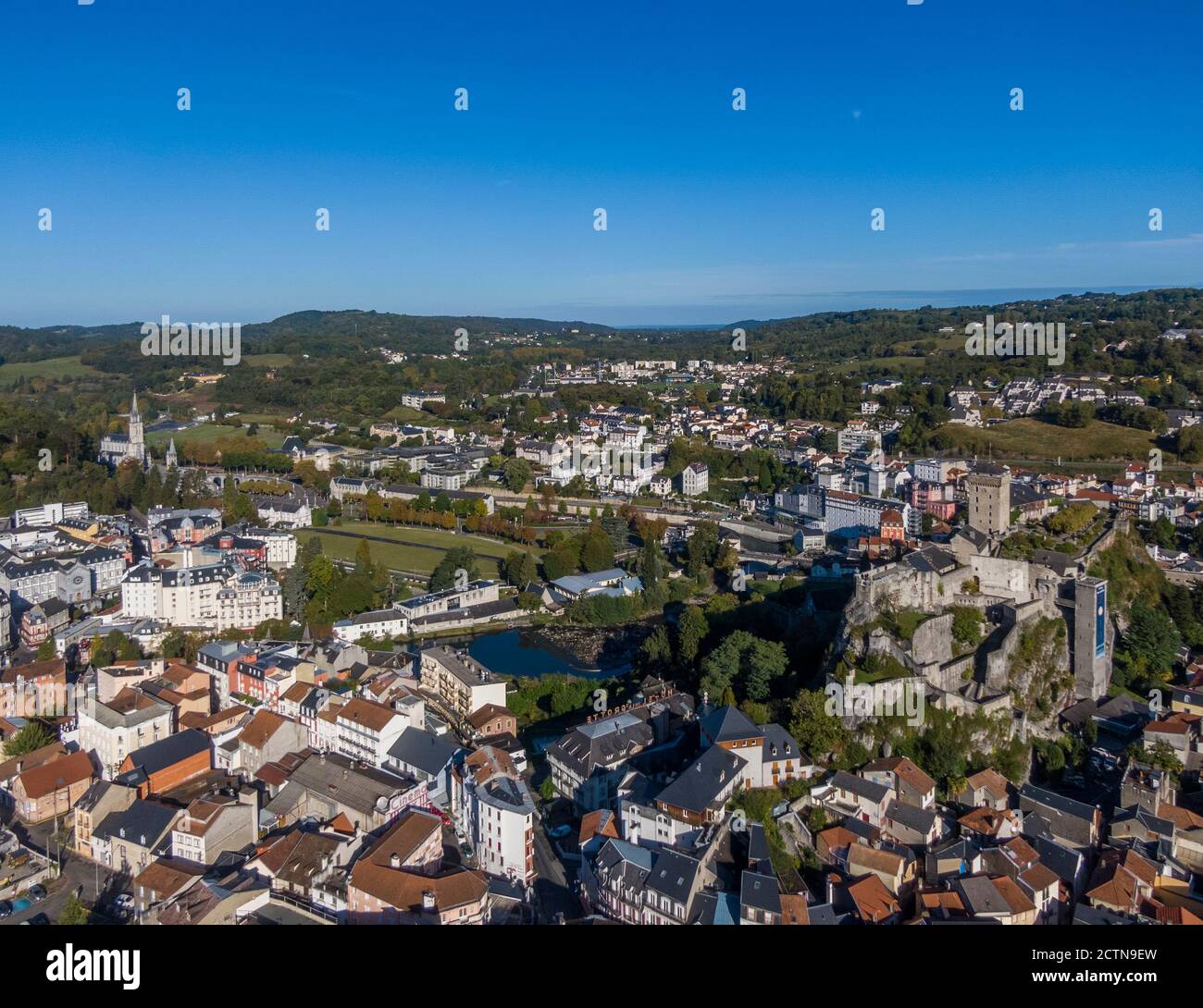 Vue aérienne du Sanctuaire de notre-Dame de Lourdes et du Château fort de Lourdes, France Banque D'Images