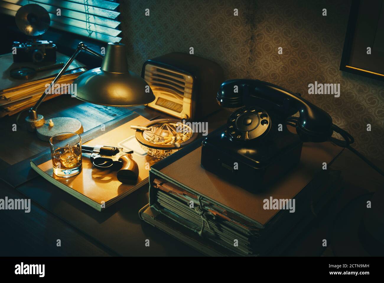 Film noir détective bureau avec revolver, whisky et cendrier, thriller et suspense concept Banque D'Images