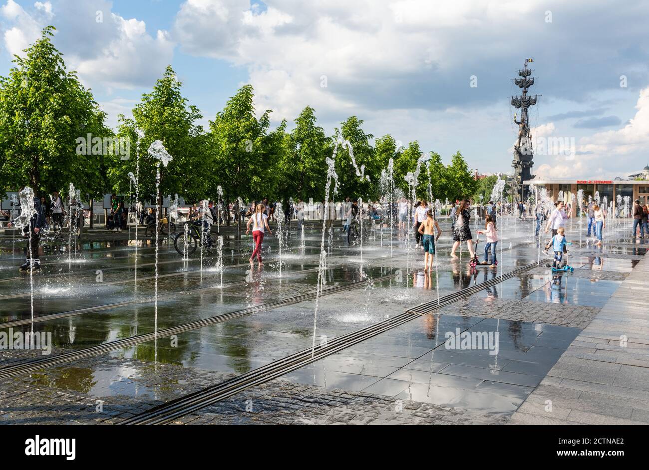 Moscou, Russie – 11 juin 2017. Fontaine à pied dans le parc Gorky à Moscou, avec des gens. Banque D'Images