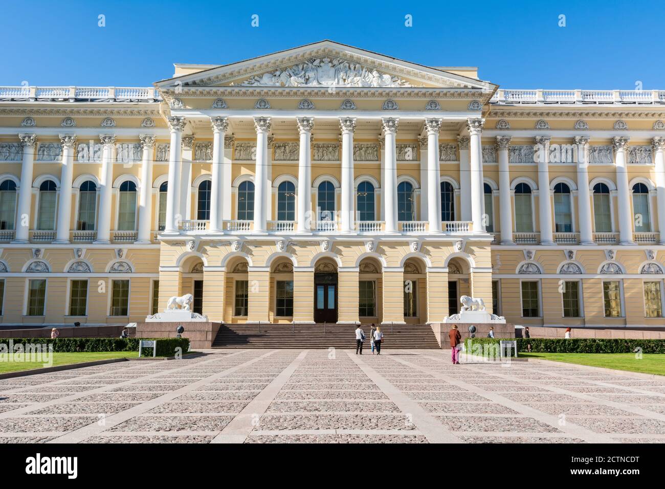 Saint-Pétersbourg, Russie – 15 juin 2017. Façade du palais Mikhaïlovsky, grand palais ducal de Saint-Pétersbourg, avec statues et personnes. Banque D'Images