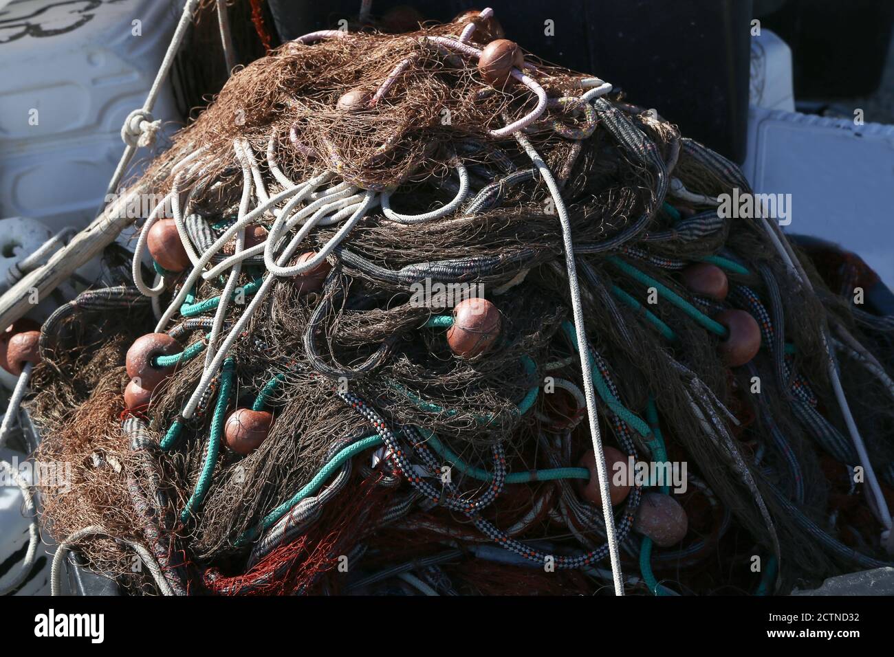 Pile de filet de pêche commercial avec cordes et flotteurs Banque D'Images