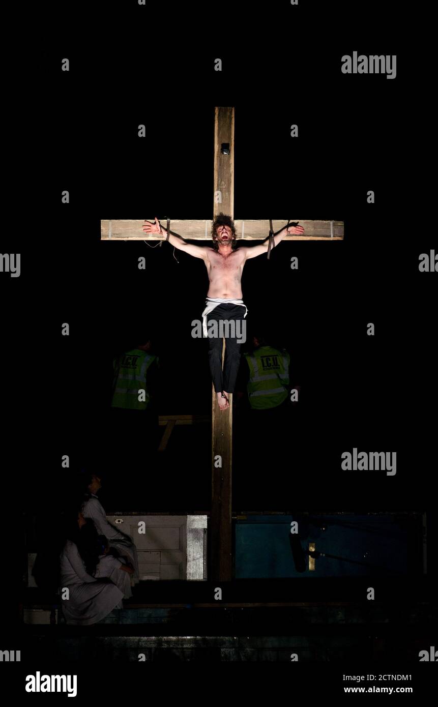 Michael Sheen (le professeur) dans LA CRUCIFIXION, le passage final de LA PASSION présentée par le National Theatre Wales à Port Talbot, pays de Galles 24/04/2011 script et romanisation: Owen Sheers Directeur créatif: Michael Sheen design: Bill Mitchell & Myrridin Wannell costumes: Myridin Wannell & Sue Hill réalisateurs: Michael Sheen & Bill Mitchell Banque D'Images