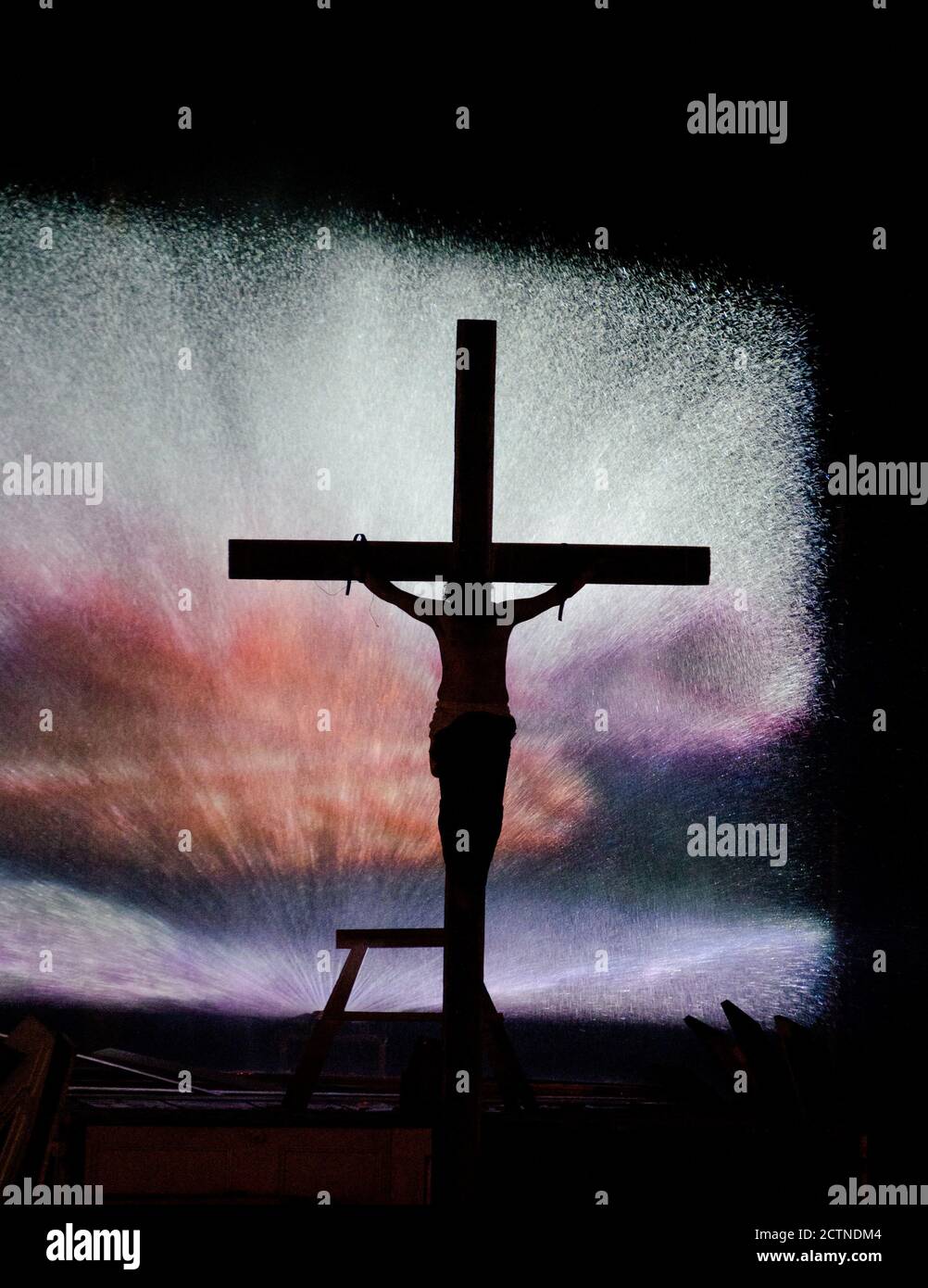 Michael Sheen (le professeur) dans LA CRUCIFIXION, le passage final de LA PASSION présentée par le National Theatre Wales à Port Talbot, pays de Galles 24/04/2011 script et romanisation: Owen Sheers Directeur créatif: Michael Sheen design: Bill Mitchell & Myrridin Wannell costumes: Myridin Wannell & Sue Hill réalisateurs: Michael Sheen & Bill Mitchell Banque D'Images