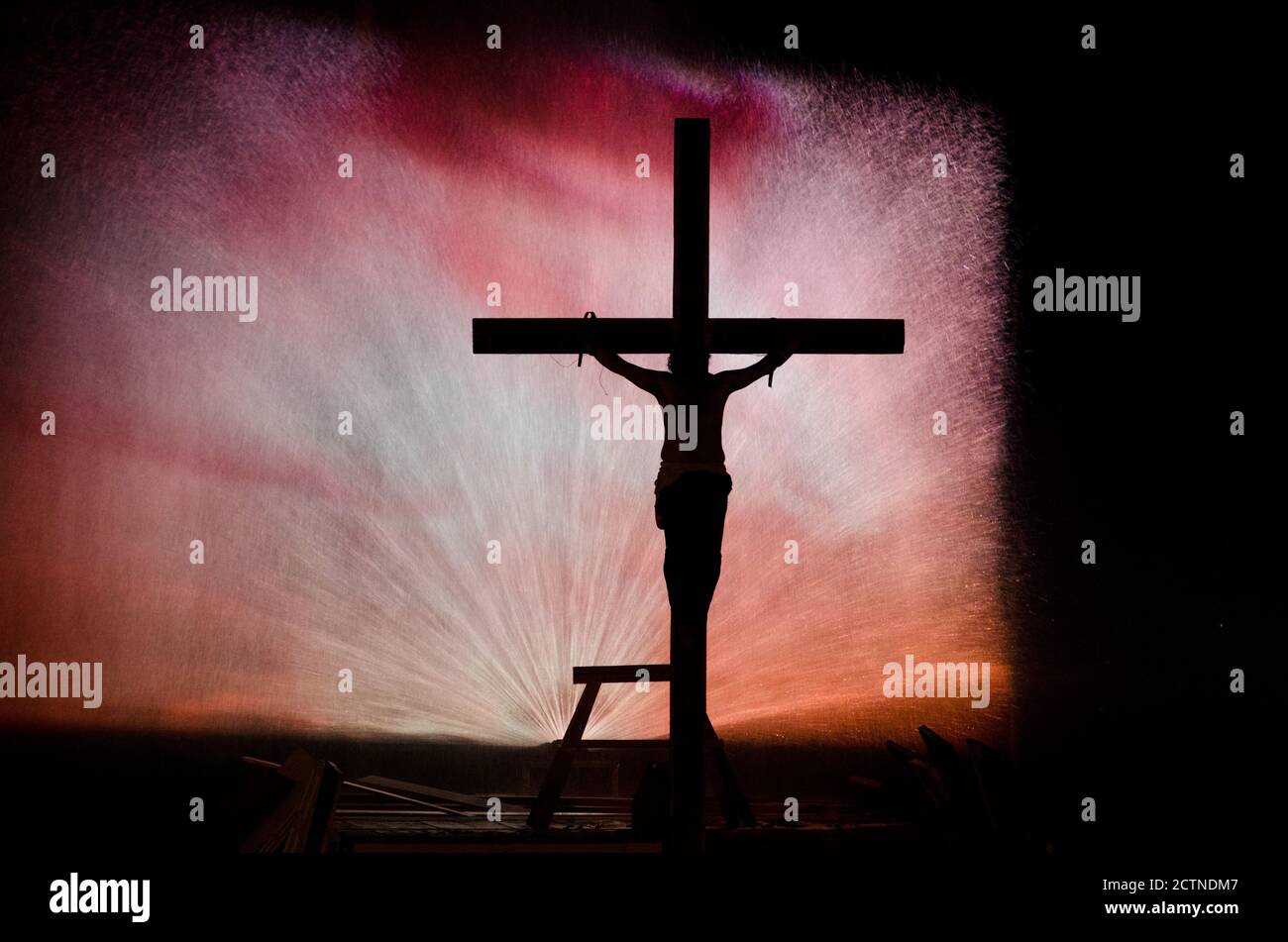 Michael Sheen (le professeur) dans LA CRUCIFIXION, le passage final de LA PASSION présentée par le National Theatre Wales à Port Talbot, pays de Galles 24/04/2011 script et romanisation: Owen Sheers Directeur créatif: Michael Sheen design: Bill Mitchell & Myrridin Wannell costumes: Myridin Wannell & Sue Hill réalisateurs: Michael Sheen & Bill Mitchell Banque D'Images