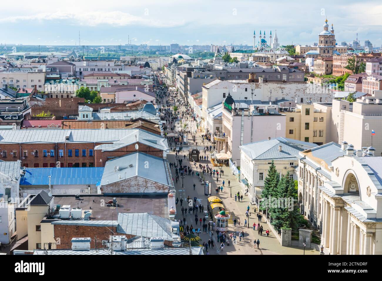 Kazan, Russie – 23 juin 2017. Vue aérienne sur Kazan, la capitale de la République du Tatarstan en Russie. Vue sur la rue piétonne principale - rue Bauman Banque D'Images