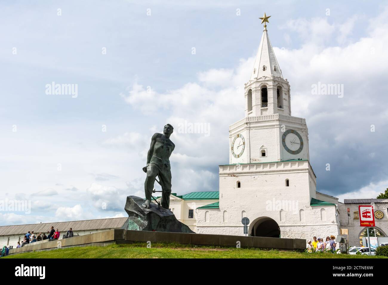 Kazan, Russie – 24 juin 2017. Musa Dzhalil Monument à l'entrée du Kremlin de Kazan, avec la Tour Spasskaya en arrière-plan. Voir avec les gens en somme Banque D'Images