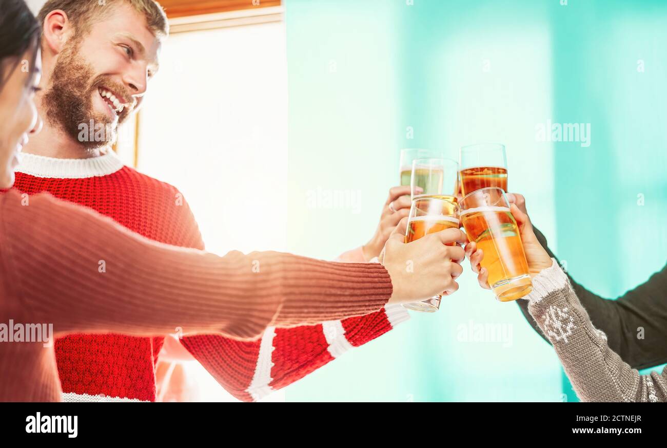 Des amis heureux faisant des toasts de fête en hiver les vacances de Noël - Les jeunes boivent de la bière en Noël Banque D'Images