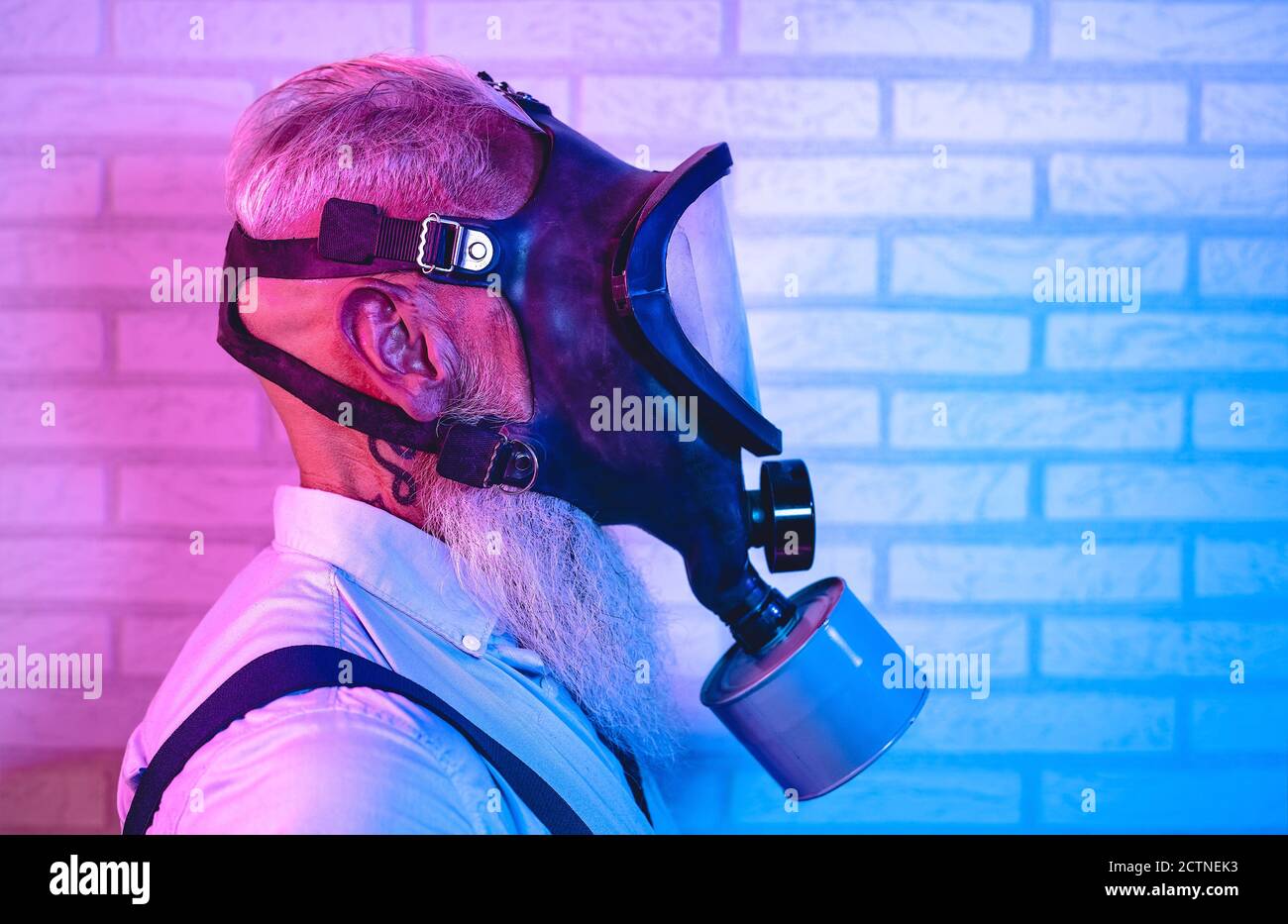 Homme âgé portant un masque à gaz pour prévenir la propagation de la couronne infection virale Banque D'Images