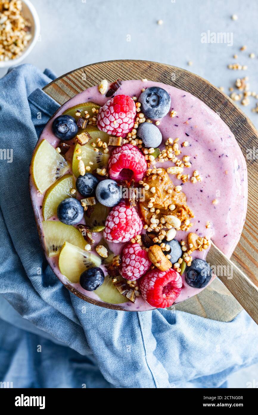 Vue de dessus d'un bol de petit déjeuner nutritif avec baies et yaourt servi à table le matin Banque D'Images