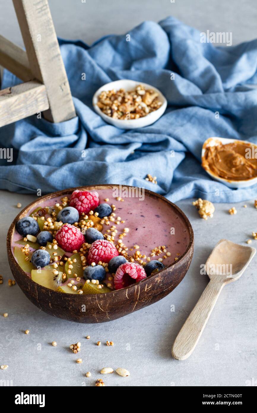 Vue de dessus d'un bol de petit déjeuner nutritif avec baies et yaourt servi à table le matin Banque D'Images