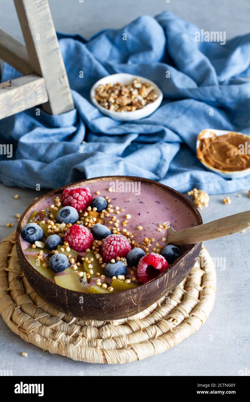 Vue de dessus d'un bol de petit déjeuner nutritif avec baies et yaourt servi à table le matin Banque D'Images