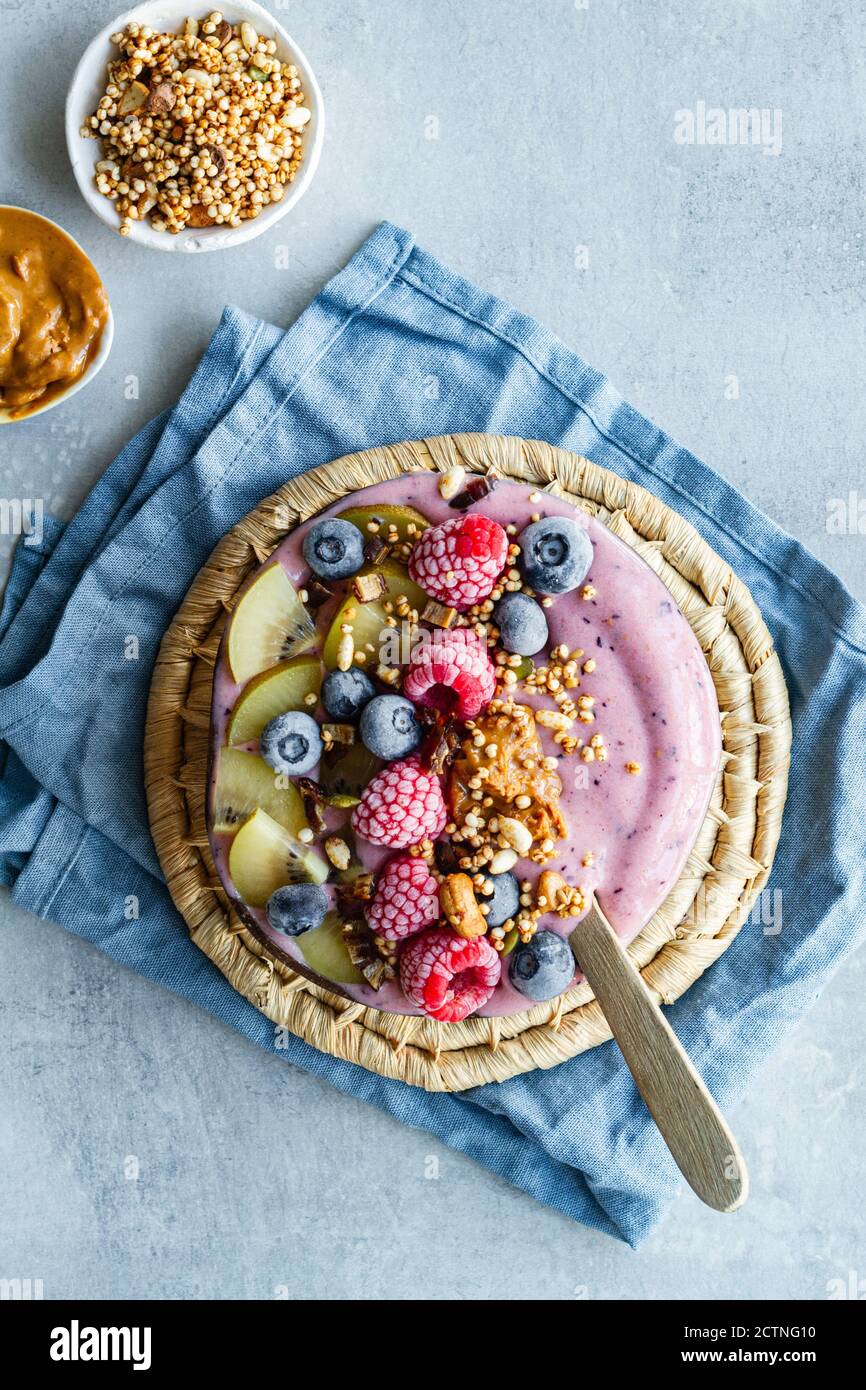 Vue de dessus d'un bol de petit déjeuner nutritif avec baies et yaourt servi à table le matin Banque D'Images