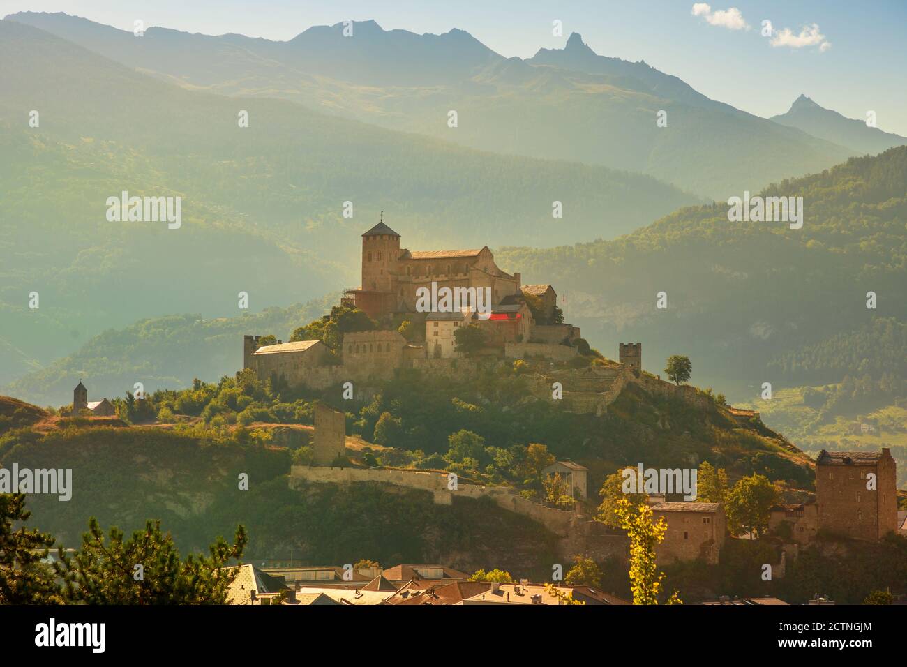 Collines et vignobles en terrasse Aroud Château de Tourbillon et ruines du village fortifié de Valere à Sion, capitale du canton du Valais. Sion est situé dans Banque D'Images