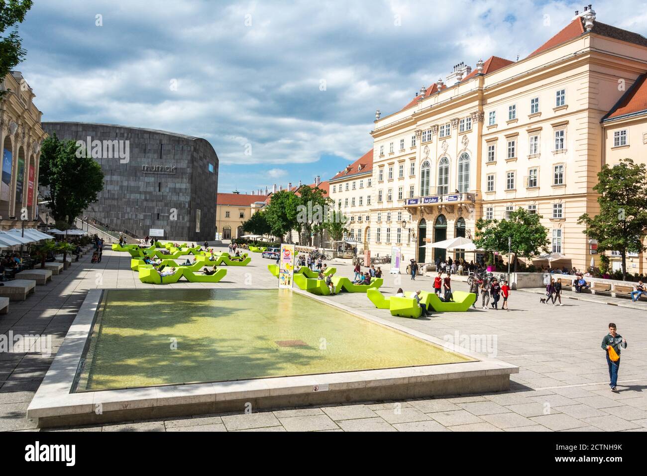 Vienne, Autriche – 24 mai 2017. Vue sur Museumsplatz dans le Museumsquartier de Vienne, vers MUMOK et Hofstallungen complexe, avec les gens. Banque D'Images