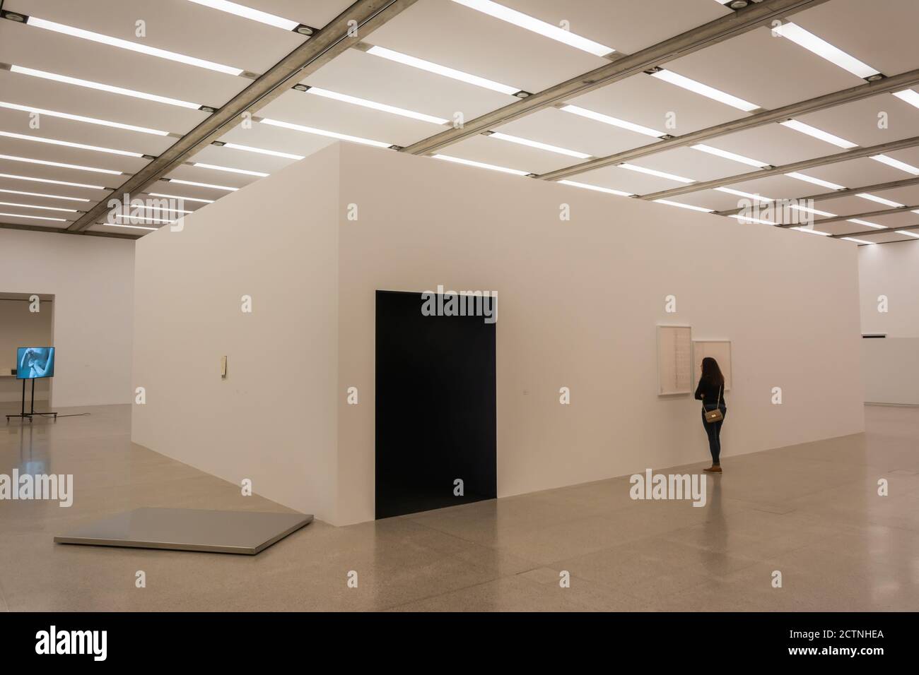 Vienne, Autriche – 24 mai 2017. Vue intérieure d'un espace d'exposition au musée MUMOK dans le Museumsquartier de Vienne, avec les gens. Banque D'Images