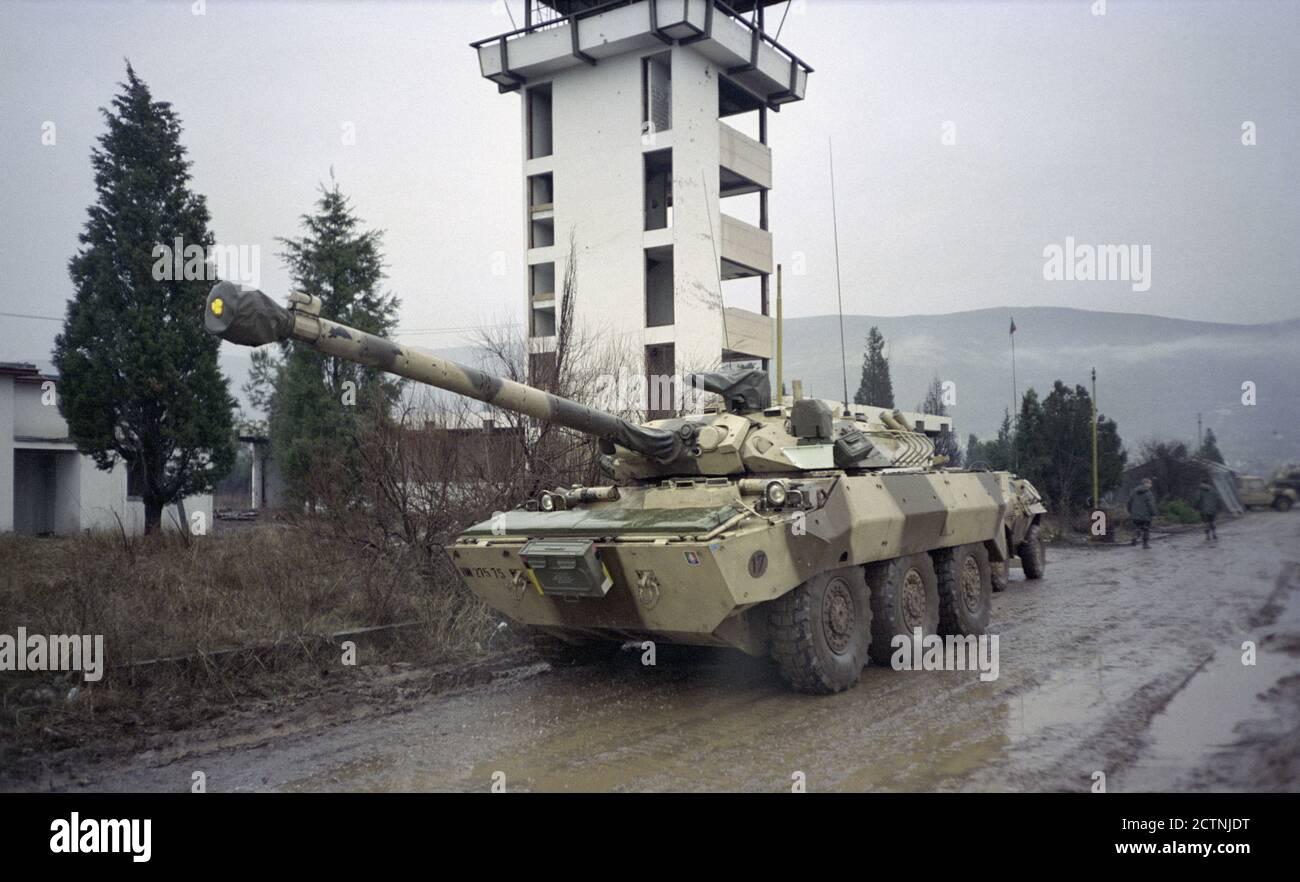 18 décembre 1995 pendant la guerre en Bosnie : un véhicule de reconnaissance français AMX-10RC (Tank Destroyer) stationné à côté de la tour de contrôle de l'aéroport de Mostar. Banque D'Images