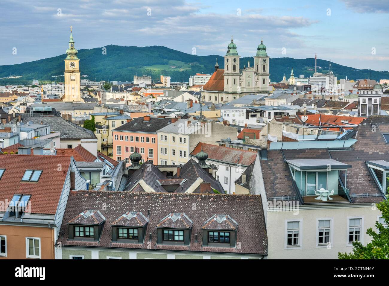Linz, Autriche – 25 mai 2017. Vue sur Linz, avec ses temples des églises Alter Dom et Stadtpfarrkirche et des bâtiments historiques. Banque D'Images