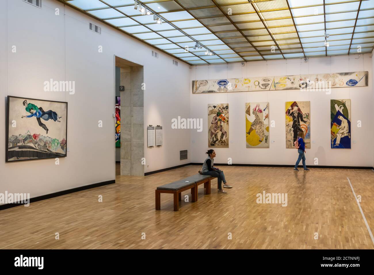 Moscou, Russie – 7 juillet 2017. Vue intérieure de la galerie New Tretiakov à Moscou. Vue sur un hall d'exposition avec des personnes et des œuvres d'art. Banque D'Images