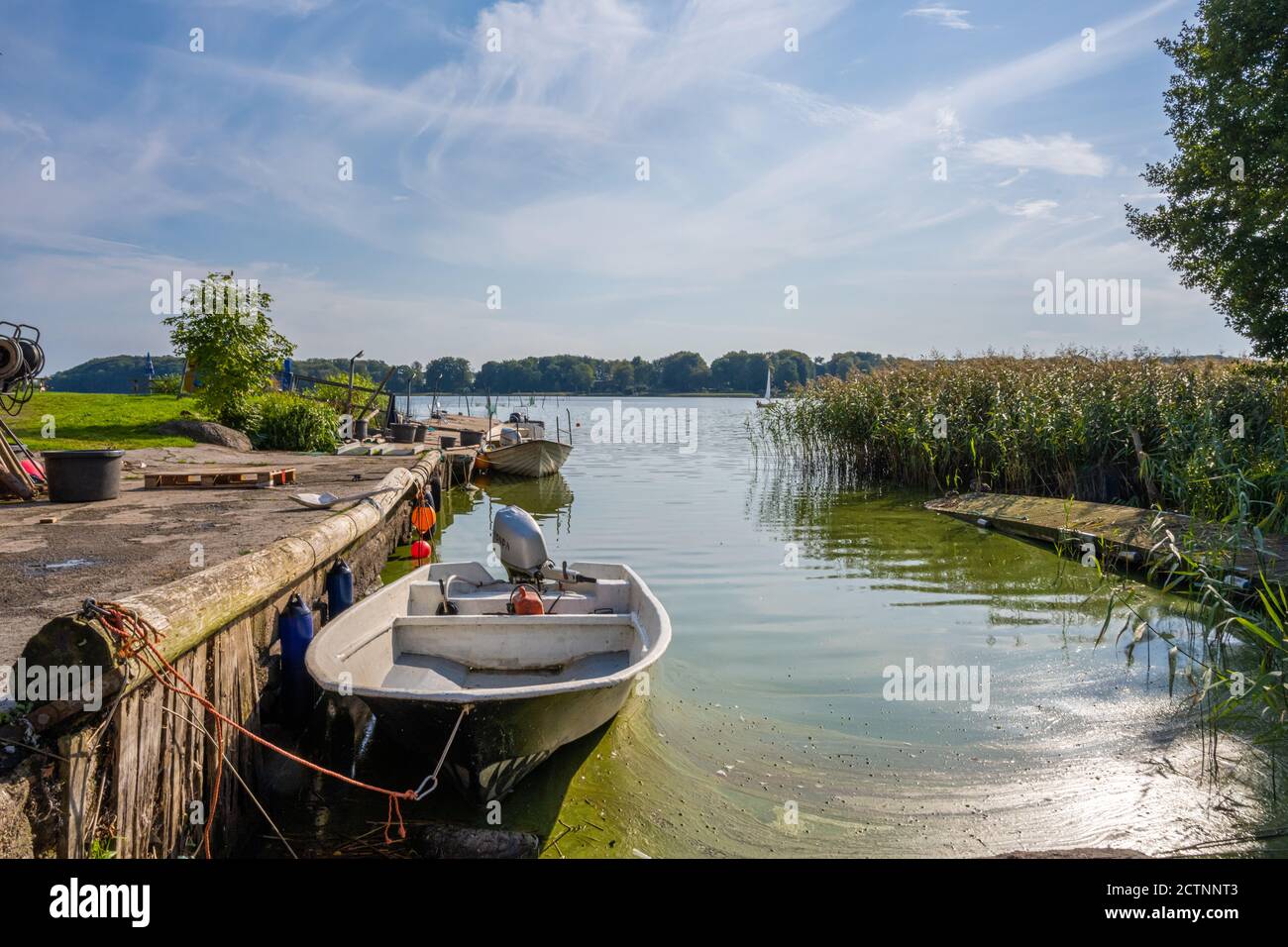 Un petit bateau de pêche dans un lac. Photo de Ringsjon, comté de Scania, Suède Banque D'Images