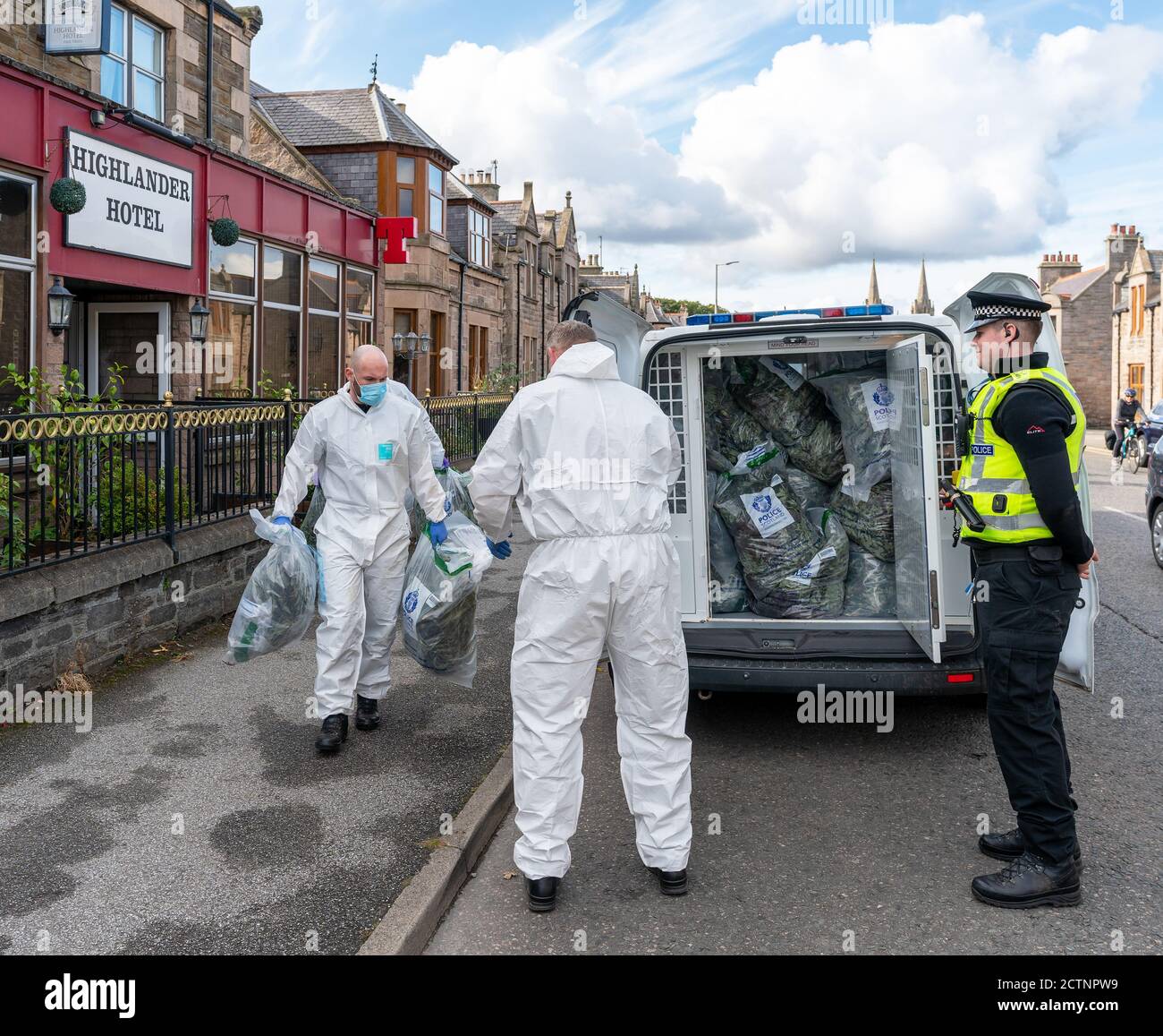 Highlander Hotel, 75 West Church Street, Buckie, Moray, Royaume-Uni. 23 septembre 2020. ROYAUME-UNI. Il s'agit de la police qui retire toutes les usines de cannabis, ensachées et étiquetées pour preuve de l'hôtel dans lequel l'usine de cannabis a été découverte le dimanche 20 septembre 2020 par la police Ecosse. Credit: JASPERIMAGE / Alamy Live News Banque D'Images