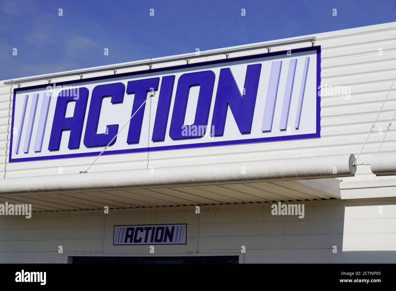 Bordeaux , Aquitaine / France - 09 20 2020 : texte d'action signe et logo de la chaîne hollandaise de magasins à prix réduit boutique à bas budget Banque D'Images Bordeaux , Aquitaine / France - 09 20 2020 : texte d'action signe et logo de la chaîne hollandaise de magasins à prix réduit boutique à bas budget Banque D'Images