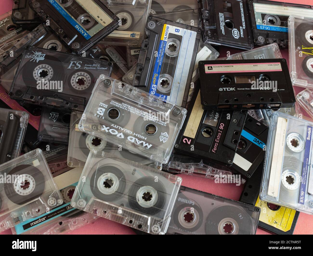 Vue du dessus Flat Lay pile vintage peu de cassette compact ensemble de cassettes anciennes sur fond rose. Banque D'Images